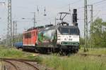 Überführung von Mukran - 145 023-6 der Pressnitztalbahn mit einer 155 und einem Waggon durch Anklam.