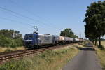 145 019 von  RHB  mit einem Kesselwagenzug am 26.