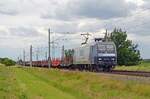 Die ehemalige RBH-Lok 145 069 führte am 06.07.21 noch in den Farben des Vorbesitzers einen Rungenwagenzug durch Braschwitz Richtung Magdeburg.