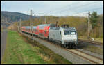 RE80-Ersatzverkehr: RHC 145 086 am 26.11.2023 mit einem WFL-Ersatzzug kurz vor Winterhausen in Richtung Treuchtlingen.
