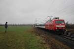 Am verregneten 12 Februar 2026 schiebt TRI 145 097 der RB 37 nach Krefeld Hbf durch Kaarst-Broicherseite und wird vom offenbarer Stelle fotografiert. Dieser Himbeerroter Farbgebung ist eine kleiner Witz von TRI; die DB 145er haben diese Farben nie getragen.