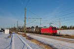 Mit Schnee kann man auch mal eine langweilige rote 145er zeigen. Hier ist die Beacon 145 093-1 (ex HGK, ex OHE, ex Rheincargo), die momentan wohl für HSL oder WFL unterwegs ist, mit einem Kesselwagenzug in Richtung Berlin zu sehen. Fotografiert am 11.01.2026 in Kavelstorf.
