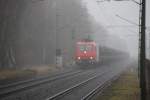 Die HGK 145-CL 012 vor einem Zug leerer Autotransporter nhert sich dem Bahnhof von Isselhorst-Avenwedde am 06.12.2008 mit Fahrtrichtung Dortmund/Hamm.