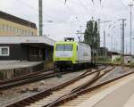 145 095-6 der Captrain schleicht sich mit leeren Autotransportwagen in den Bremer Hauptbahnhof herein.