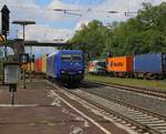 Während die SRI 145 087-3 einen Containerzug in Richtung Norden zieht, muss im Hintergrund 193 876 mit ihrem in Richtung Süden am Signal warten. Aufgenommen am 30.05.2015 in Eichenberg. 