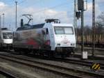 145 023 rangierte am 13.04.2012 in Stendal an einen leeren Holzzug.