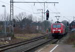 145 048-5 DB kommt aus Richtung Mönchengladbach-Hbf mit einem  Güterzug aus Venlo(NL) nach Köln-Gremberg(D) und fährt durch den Rheydter-Hbf in Richtung Grevenbroich,Köln.