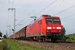 Mit einem gemischten Güterzug (Mannheim Rbf - Chiasso Smistamento) fuhr am 08.06.2018 die 145 055-0 nördlich von Müllheim (Baden) durchs Rheintal in Richtung Schweizer Grenze.