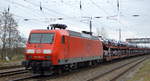DB Cargo AG [D] mit  145 080-8  [NVR-Nummer: 91 80 6145 080-8 D-DB] und PKW-Transportzug (fabrikneue SKODA) wartet auf Ablösung am 28.11.20 Bf.