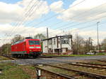 Lokzug 145 001-4 am Bahnübergang Zossen in Brandenburg am 21.