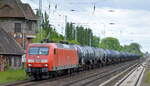 DB Cargo AG [D]it  145 079-0  [NVR-Nummer: 91 80 6145 079-0 D-DB] und Kesselwagenzug (leer) Richtung Stendell am 26.05.21 Berlin Buch.