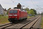 145 032-9 macht sich auf den Weg von Merseburg Gbf zu den Buna-Werken, um Güterwagen abzuholen.