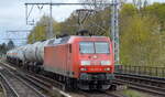 DB Cargo AG [D] mit  145 077-4  [NVR-Nummer: 91 80 6145 077-4 D-DB] und gemischtem Kesselwagenzug am 25.04.22 Berlin Buch.