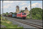 DB 145062-6 fährt hier am 1.6.2022 um 15.48 Uhr mit einem gemischten Güterzug in Richtung Ansbach durch den ehemaligen Bahnhof Herrenberchtheim.