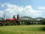 145 056-8 hat vor kurzem Mainz-Bischofsheim verlassen und überquert nun mit Hangartner-KLV die Mainbrücke am Abzweig Kostheim.