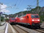 Während 145 049 von RAILION Logistics mit der S-Bahn nach Dresden den Hp Kurort Rathen bedient, fährt in Gegenrichtung 189 800 der MTEG mit einem Zug leerer Autowaggons nach Tschechien durch;
