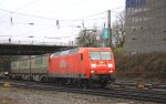 145 038-6 von Railion kommt mit einem LKW-Ambrogio-Zug aus Gallarate (I) nach Muizen(B)  und fährt in Aachen-West ein bei Regenwetter am 15.2.2012.