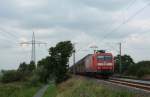 145 018-8 fuhr am 28.08.2012 mit einem Güterzug von Emden nach Osnabrück, hier südlich von Leer.
