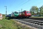 Während es sich 437023 mit dem DGS 40424 von Malaszewicze nach Bantzenheim auf Gleis 13 für über ein einhalb Stunden bequem machte, ratterte 145 034-5 mit ihrem KLV-Zug über Gleis