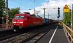 Am 14.05.2014 fuhr 145 004-8 mit einem Containerzug durch den Bahnhof von Müllheim (Baden) in Richtung Schweiz.