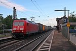 Am 06.05.2015 fuhr 145 055-0 mit einem KLV durch den Bahnhof von Orschweier in Richtung Süden.