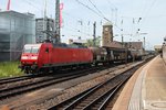 Mit einem gemischten Güterzug fuhr am 12.05.2015 die Seddiner 145 034-5 durch den Badischen Bahnhof von Basel in Richutng Rangierbahnhof Muttenz.