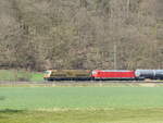 HSL 185 597-2 + BRLL 145 089-9 mit dem DGS 52500 von Großkorbetha nach Vohburg Werkbf Bayernoil, am 11.04.2022 in Mecklar.