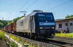 145 027-9 ist am 03.08.2022 in Vollmerz mit einem Containerzug in Norden unterwegs.