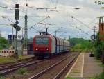 145 084-0 mit dem NIAG Zug am Haken beim Warten in Leutesdorf.