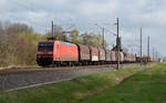 145 028 schleppte am 06.04.17 einen gemischten Güterzug durch Braschwitz Richtung Halle(S).