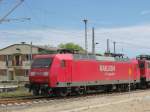 Die 145 056-8 am 1.05.07 im Bahnhof von Wismar abgestellt.Dahinter die eheml.