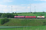 232 909-2 mit 145 024-6 im Schlepp bringt einen gemischten Güterzug aus Richtung Marktredwitz nach Hof.