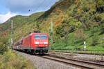 DB 145 027 fährt mit einem gemischten Güterzug am 03.10.17 bei Kestert in Richtung Wiesbaden.