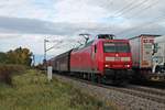Mit einem gemischten Güterzug (Mannheim Rbf - Basel Bad Rbf) fuhr am 05.10.2017 die 145 045-1 südlich von Hp.