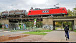 Kesselzug mit 145 066-7 DB, vermietet an die RBH Logistics GmbH, überquert die Herrenkrugstraße am Hp Magdeburg Herrenkrug auf der Bahnstrecke Berlin–Magdeburg (KBS 201), Fahrtrichtung