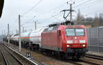 DB Cargo AG [D] mit  145 062-6  [NVR-Nummer: 91 80 6145 062-6 D-DB] und gemischtem Kesselwagenzug am 25.01.21 Berlin Blankenburg.