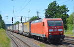 DB Cargo AG [D] überraschend mit  145 041-0  [NVR-Nummer: 91 80 6145 041-0 D-DB] und Taschenwagenzug am 09.06.21 Durchfahrt Bf.