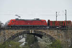 Die Elektrolokomotive 145 047-7 war Mitte April 2021 mit einem Güterzug auf dem Ruhr-Viadukt  Witten-Bommern unterwegs.