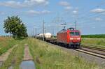 145 073 schleppte am 18.07.21 einen gemischten Güterzug durch Braschwitz Richtung Halle(S).