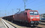 DB Cargo AG [D] mit  145 060-0  [NVR-Nummer: 91 80 6145 060-0 D-DB] und einem Güterzug (Stahlschrott) und hinten dran   298 326-0  nach Brandenburg am 24.03.22 Durchfahrt Bf. Golm.
