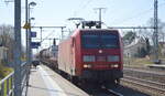 DB Cargo AG [D] mit  145 073-3  [NVR-Nummer: 91 80 6145 073-3 D-DB] und gemischtem Güterzug am 24.03.22 Durchfahrt Bf.