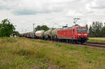 Mit einem gemischten Güterzug rollt 145 005 am 11.06.22 durch Jütrichau Richtung Roßlau.