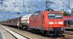 DB Cargo AG [D] mit  145 041-0  [NVR-Nummer: 91 80 6145 041-0 D-DB] und einem gemischtem Güterzug am 21.09.22 Durchfahrt Bahnhof Golm.