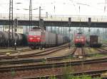 180 015-0 wartet mit einem Güterzug auf Ausfahrt während 145 008-9 mit ihrem Güterzug Dresden Friedrichstadt erreicht.24.05.08.