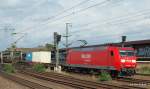 145 065-9 passiert am 28.08.09 mit einem Containerzug die S-Bahnhaltestelle Veddel-Ballinstadt auf der Fahrt Richtung Süden.