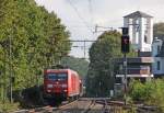 145 059-2 und 145 042-8 ziehen gemeinsam einen Autogüterzug aus Richtung Viersen kommend nach Aachen-West durch Geilenkirchen, 28.8.10