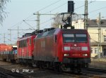 mit einem gemischten güterzug durchfuhr 145 011-3 und eine unbekannte 155 als Wagenlok den Brandenburger Hbf am 16.April 2009 in Richtung Osten