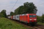 145 075-8 mit einem Containerzug in Hannover-Ahlten am 28.07.2011