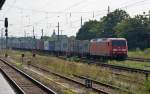145 080 zog am 25.08.11 einen Containerzug am Hbf Magdeburg vorbei.