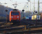145 036-0 von Railion fährt mit einem LKW-Ambrogio-Zug aus Muizen(B) nach Gallarate (I)  bei Ausfahrt in Aachen-West in Richtung Köln bei der Wintersonne am 28.1.2012.